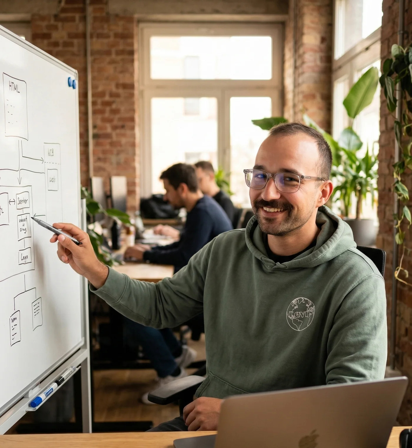 Maikel Szymanski erklärt am Whiteboard den Aufbau einer Website