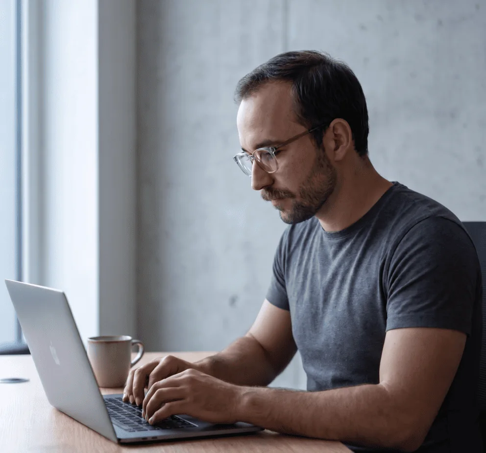 Maikel Szymanski arbeitet am Laptop
